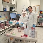 סטודנטיות עובדות במעבדה מיקרוביולוגית, גם במלחמה