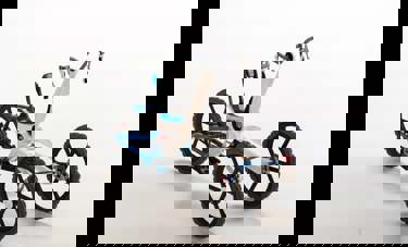 OUTFIT- The World Outside | תום ביכר