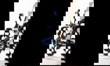 OUTFIT- The World Outside | תום ביכר