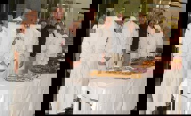 אבי טופן ז"ל (במרכז עם חולצה כהה) והסטודנטים למלונאות