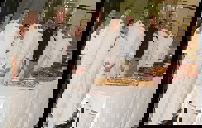 אבי טופן ז"ל (במרכז עם חולצה כהה) והסטודנטים למלונאות