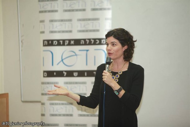 ח''כ תמר זנדברג ממפלגת ''מרצ'' במפגש פוליטי במכללה, צילום: נתנאל תבל