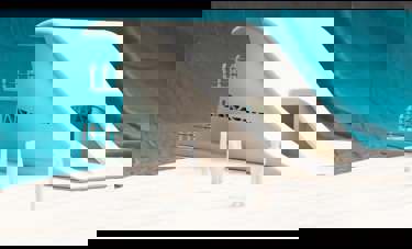 The float in place | קארין אייזנשטדט