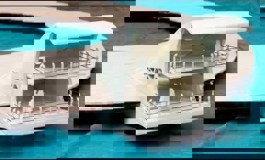 The float in place | קארין אייזנשטדט