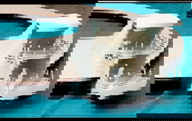 The float in place | קארין אייזנשטדט