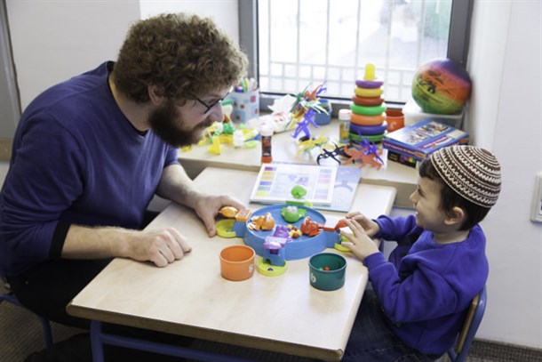 סטודנט מטפל בילד במרפאות שפה ודיבור של החוג להפרעות בתקשורת