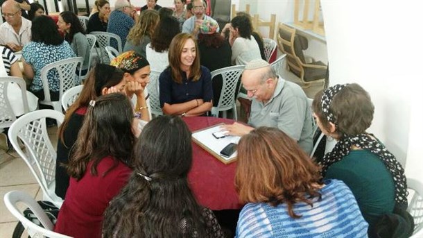 קלינאי תקשורת יחד עם חבר המרכז המדגים שימוש בכלי תת"ח