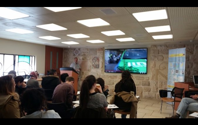 במטה חברת הגיחון בשכונת בית וגן, בסמוך למאגר מי השתייה המקורה הגדול במזרח התיכון קיבלנו מהמהנדס, דני גומבוש, סמנכ"ל חברת הגיחון הסבר על מערך המים בירושלים: כמויות, מקורות, אגירה, איכות, אחזקה, ניטור וגם תכנון ארוך טווח. 