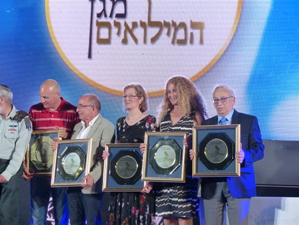 נשיא המכללה, פרופ' פרידלנדר (מימין) מקבל את אות מגן המילואים
