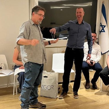 דורון שולצינר מעביא מפתח למעוז רוזנטל