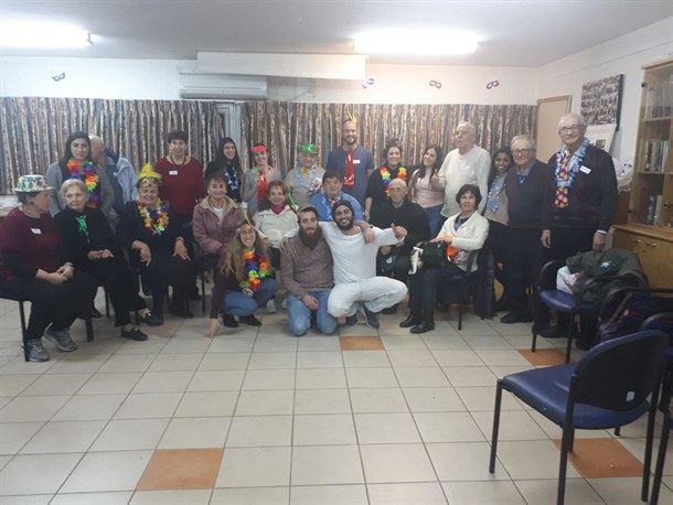 החוגגים במסיבה בתמונה קבוצתית