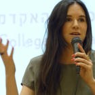 העיתונאית אמילי עמרוסי התארחה במכללה