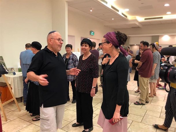 אבי ישראל בפתיחת התערוכה שלו