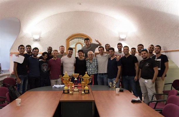 חברי הנבחרות של המכללה, הגביעים ונשיא המכללה, פרופ' ברטולד פרידלנדר. צילום:שחר רגב