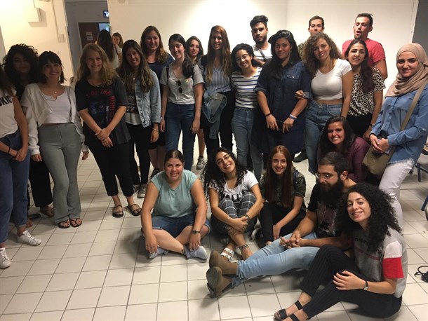 סטודנטים מהחוג לתקשורת צילומית. צילום: אלינור ביטון