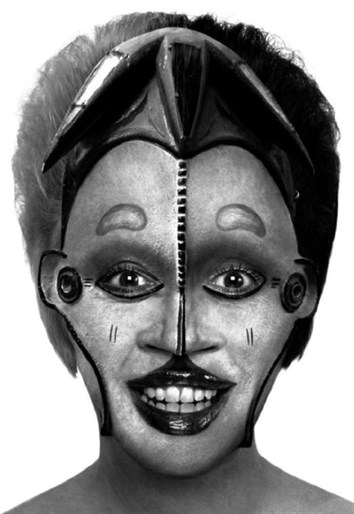 ORLAN עם שתלי לחיים במצח. תמונה מתוך "הארץ"
