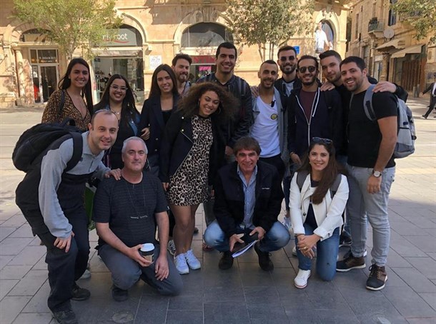 משה נוסבאום והסטודנטים יוצאים לשטח