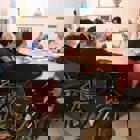 מכירת תכשיטים שעוצבו על ידי חברי מרכז אדלר לאפזיה