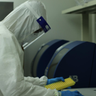 בוגר החוג למדעי המעבדה הרפואית בחזית העבודה במעבדת הקורונה הצה״לית