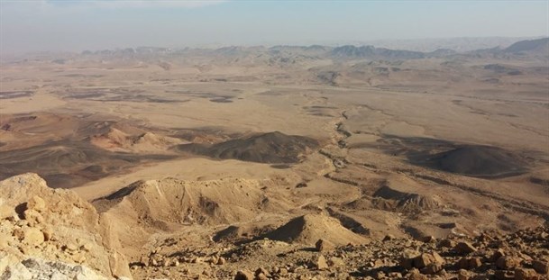 מבט אל מכתש רמון בנגב. עצמאות תתרחש כאשר יישובי הנגב ועיירות הפיתוח יזכו לחיזוק התשתית החינוכית-תרבותית, שתבוסס על ערכי המקום ובעיקר שתספר את הסיפור שלו. תמונה בשימוש חופשי מאתר Pexeles