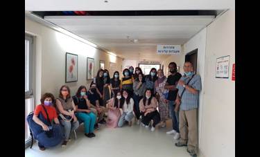 תלמידים שנשארו לשאול שאלות עם סיום הסיור
