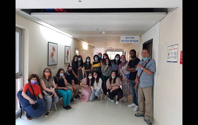 תלמידים שנשארו לשאול שאלות עם סיום הסיור
