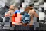  ידיים עם חוטי ריקמה, צילום: יעל צחור