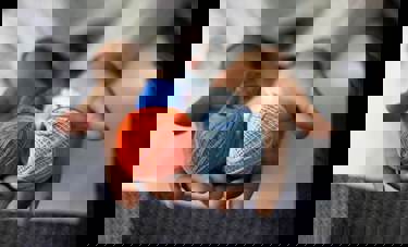  ידיים עם חוטי ריקמה, צילום: יעל צחור