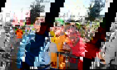  ד"ר גאולה שרף, ראש החוג לבריאות הסביבה ויעל קטלן, ראש מינהל הסטדונטים, עם נשיא המכללה בקו הסיום