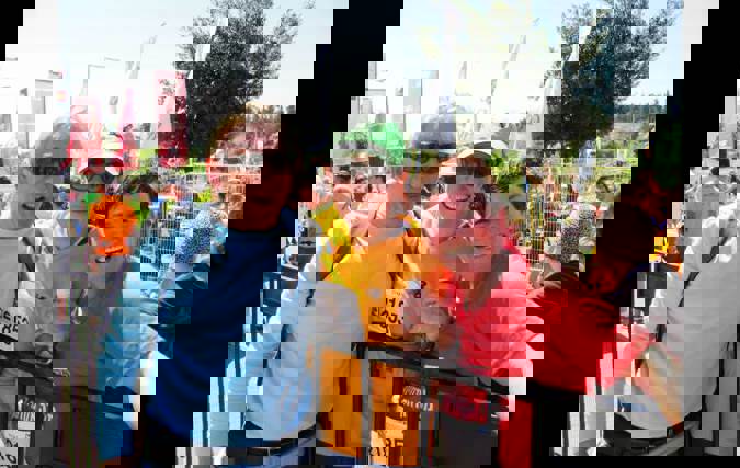  ד"ר גאולה שרף, ראש החוג לבריאות הסביבה ויעל קטלן, ראש מינהל הסטדונטים, עם נשיא המכללה בקו הסיום