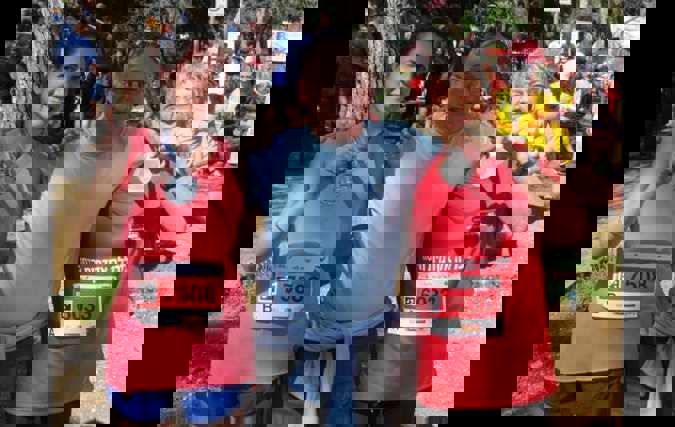 אברהם שלום מנהל הסדנא ויערה לוי, סטודנטית בחוג להפרעות בתקשורת עם פרופ' ברטולד פרידלנדר נשיא המכללה, אחרי סיום חצי המרתון