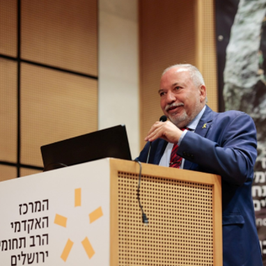 אביגדור ליברמן בכנס 2026 פוליטיקה ותקשורת