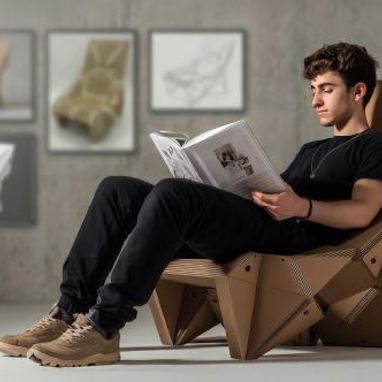 תמונה של איש קורא ספר