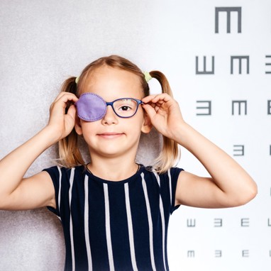 ילדה בבדיקת ראיה לסליידר2022