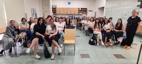 ד"ר אורית שומרון (ימין) והסטודנטים