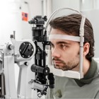 איש בבדיקת ראייה אופטומטריה