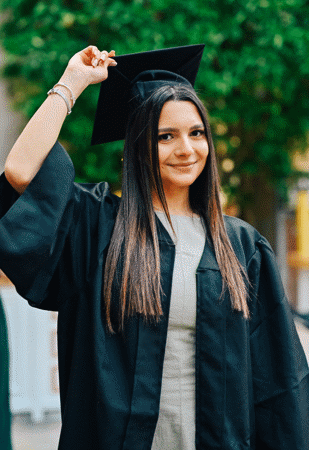 בוגרת עם כובע