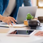 עבודה בצוות, שולחן עם קפה ומחשב