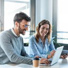 גבר ואישה מול מחשב