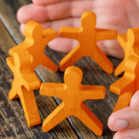 דמויות מעץ ומסביב ידיים